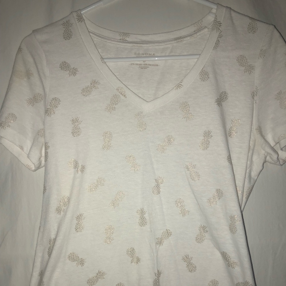 White pineapple v-neck